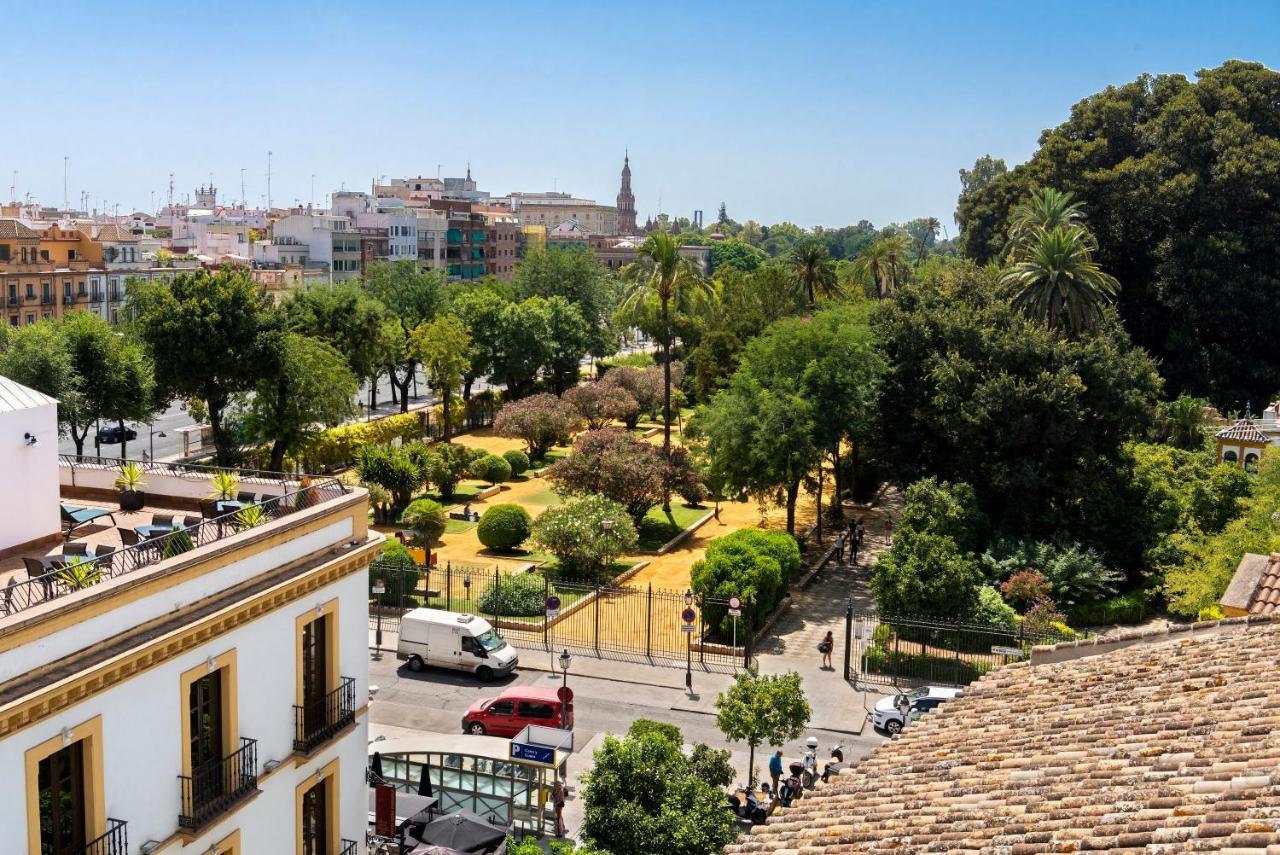 Palacio Del Siglo Xvii Frente A Jardines De Murillo Séville